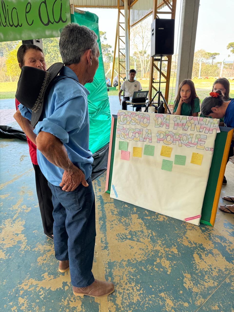 Os familiares puderam visitar as estações de trabalho e ver as atividades desenvolvidas pelos alunos.