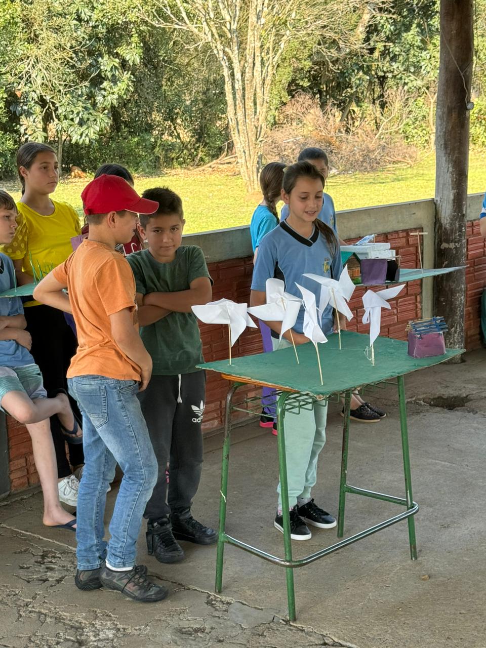 A turma também confeccionou maquetes representando formas de energia renovável.