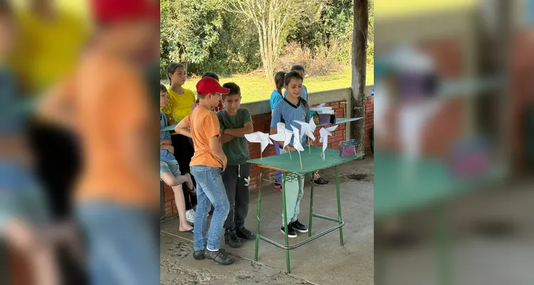 A turma também confeccionou maquetes representando formas de energia renovável.