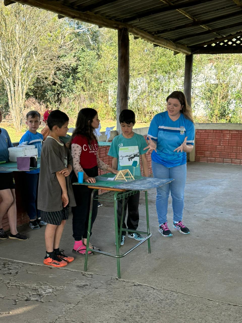 A turma também confeccionou maquetes representando formas de energia renovável.