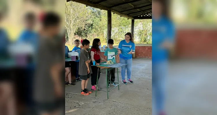 A turma também confeccionou maquetes representando formas de energia renovável.