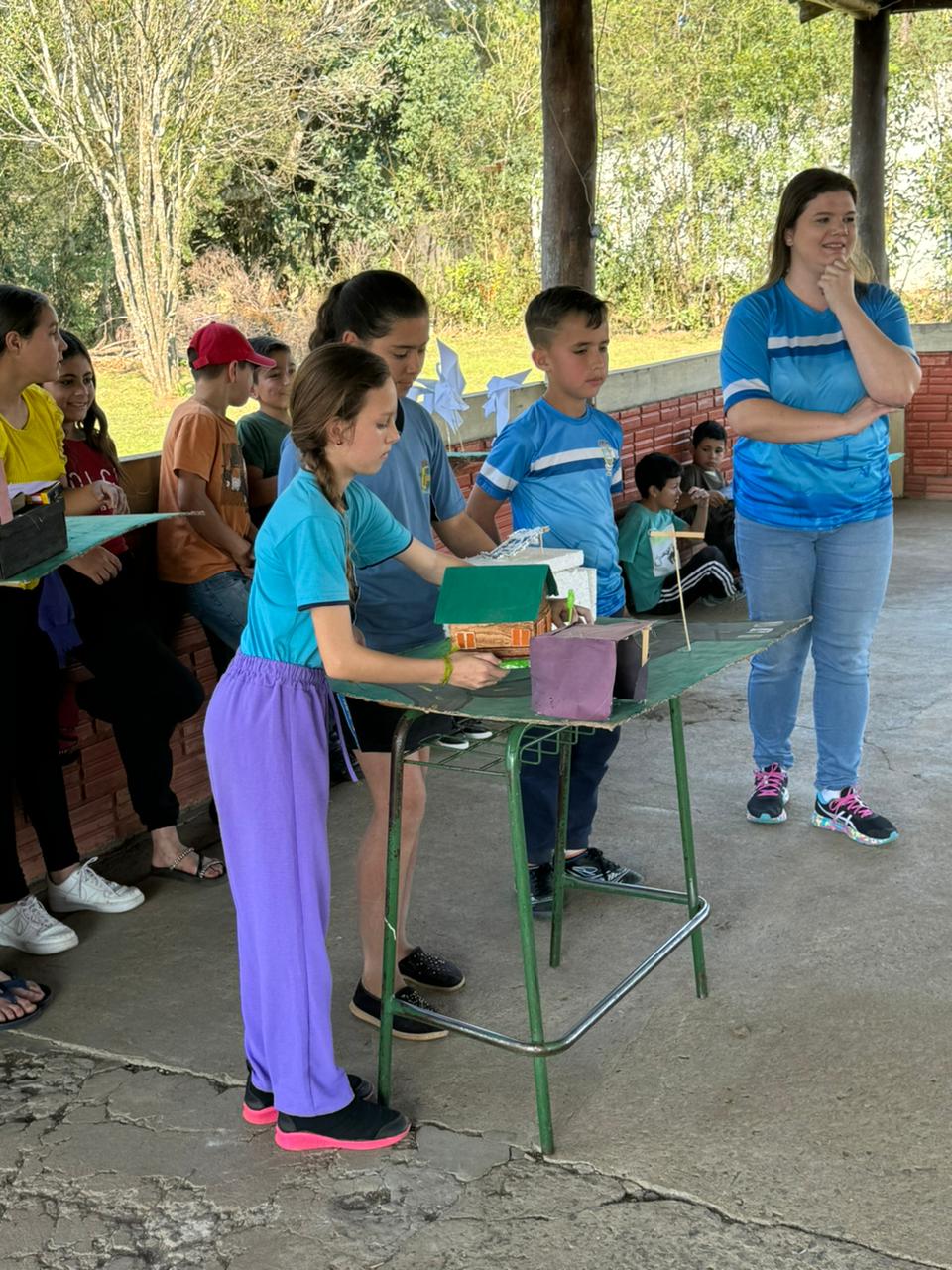 A turma também confeccionou maquetes representando formas de energia renovável.