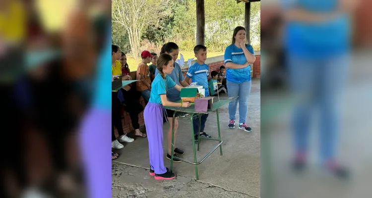 A turma também confeccionou maquetes representando formas de energia renovável.