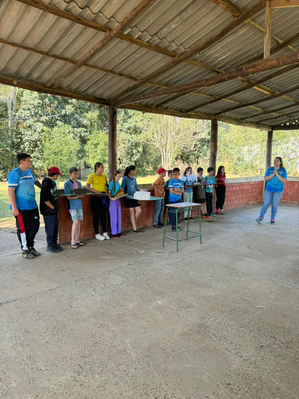 A turma também confeccionou maquetes representando formas de energia renovável.