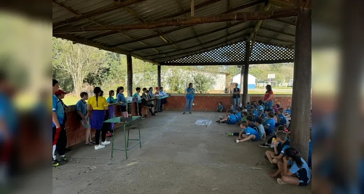 A turma também confeccionou maquetes representando formas de energia renovável.