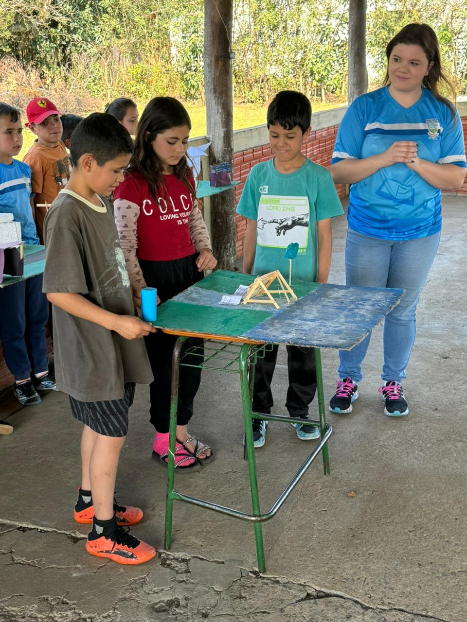 A turma também confeccionou maquetes representando formas de energia renovável.