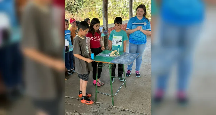 A turma também confeccionou maquetes representando formas de energia renovável.