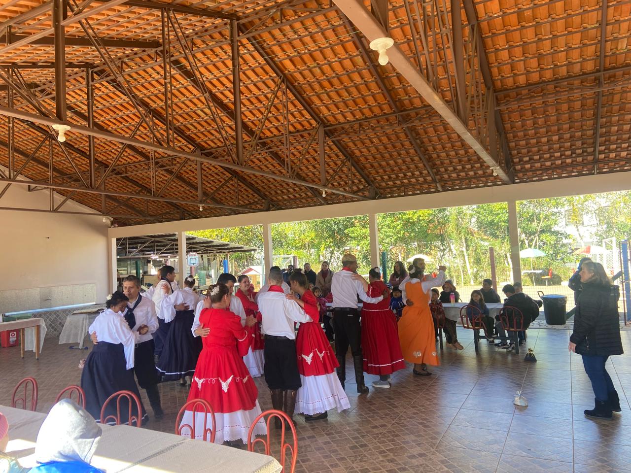 Confira os registros da visita dos educandos na associação do município.