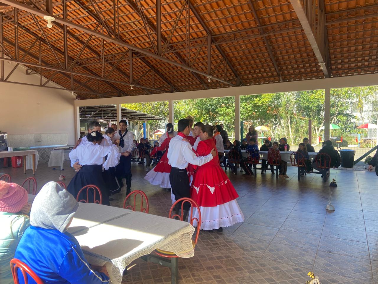 Confira os registros da visita dos educandos na associação do município.