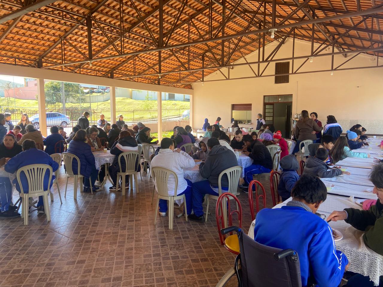 Confira os registros da visita dos educandos na associação do município.