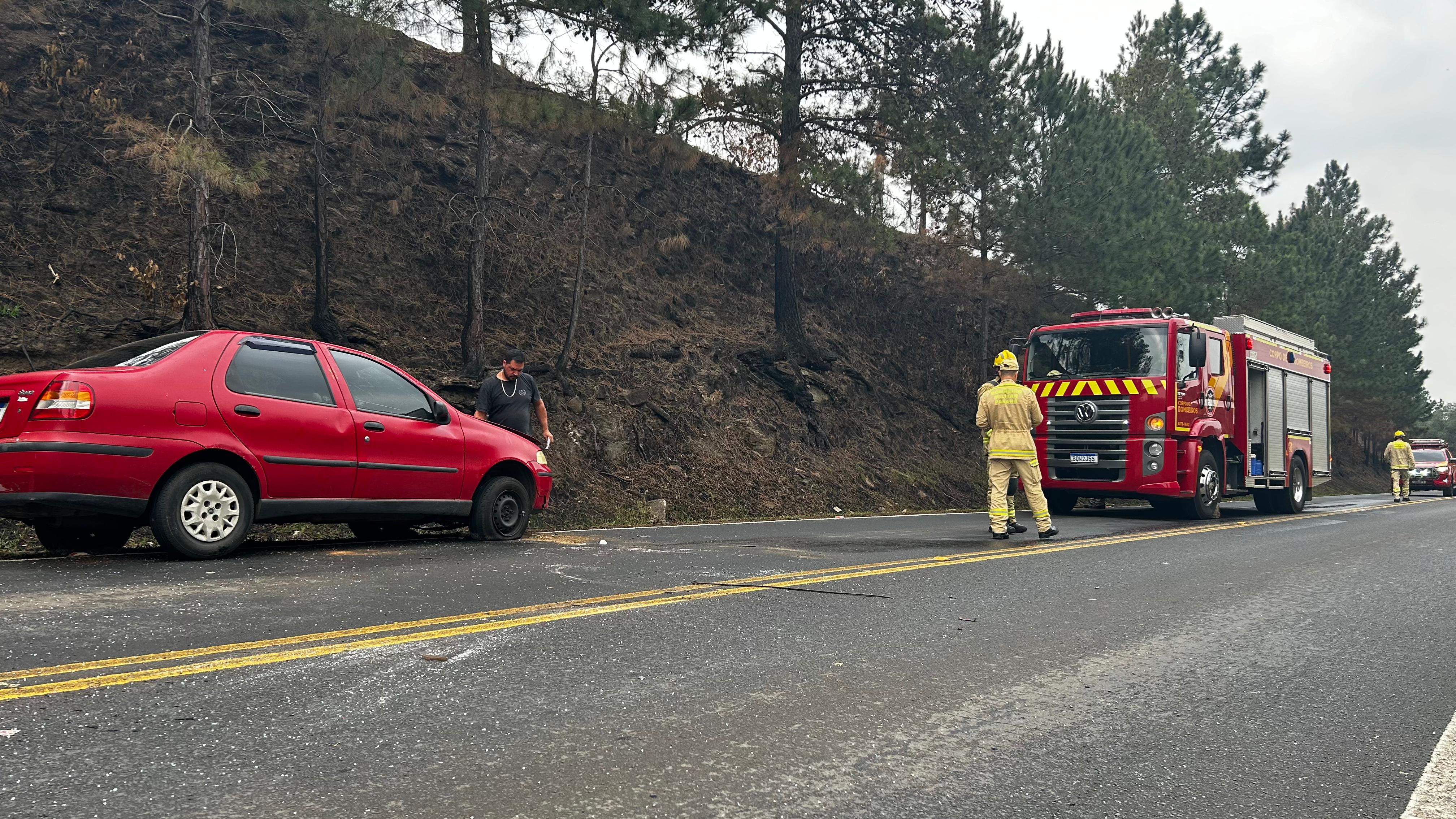 Carro capotou em uma curva na PR-151.