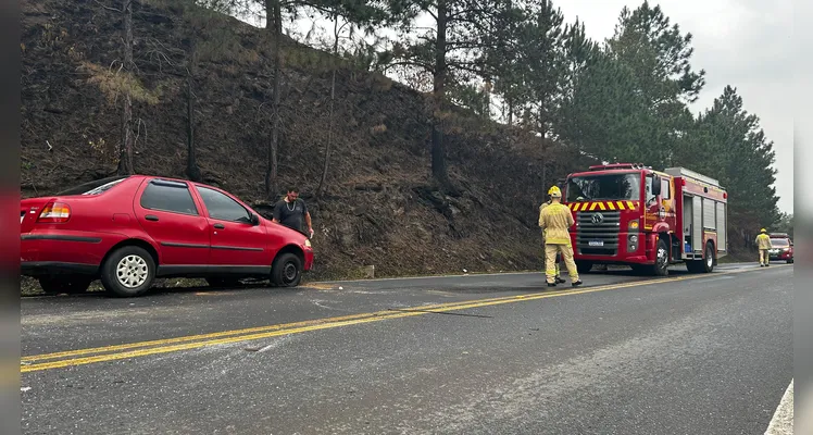 Carro capotou em uma curva na PR-151.