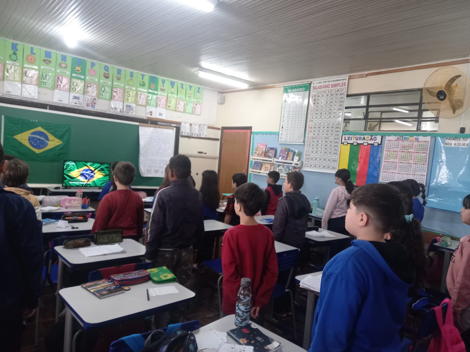 A iniciativa incluiu diversas atividades, como a realização de momentos cívicos e estudos sobre os significados de brasões e bandeiras.