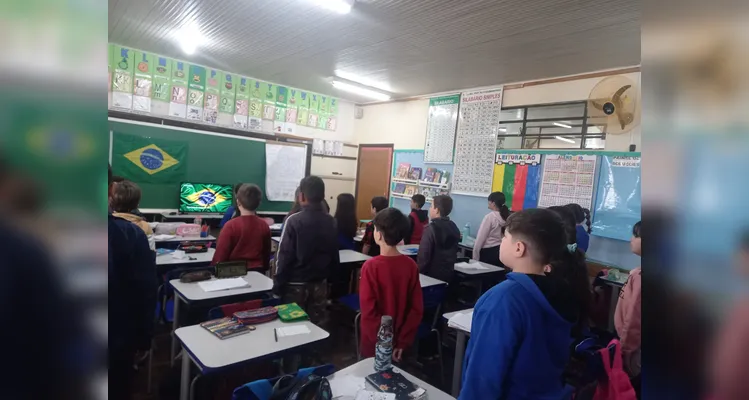 A iniciativa incluiu diversas atividades, como a realização de momentos cívicos e estudos sobre os significados de brasões e bandeiras.