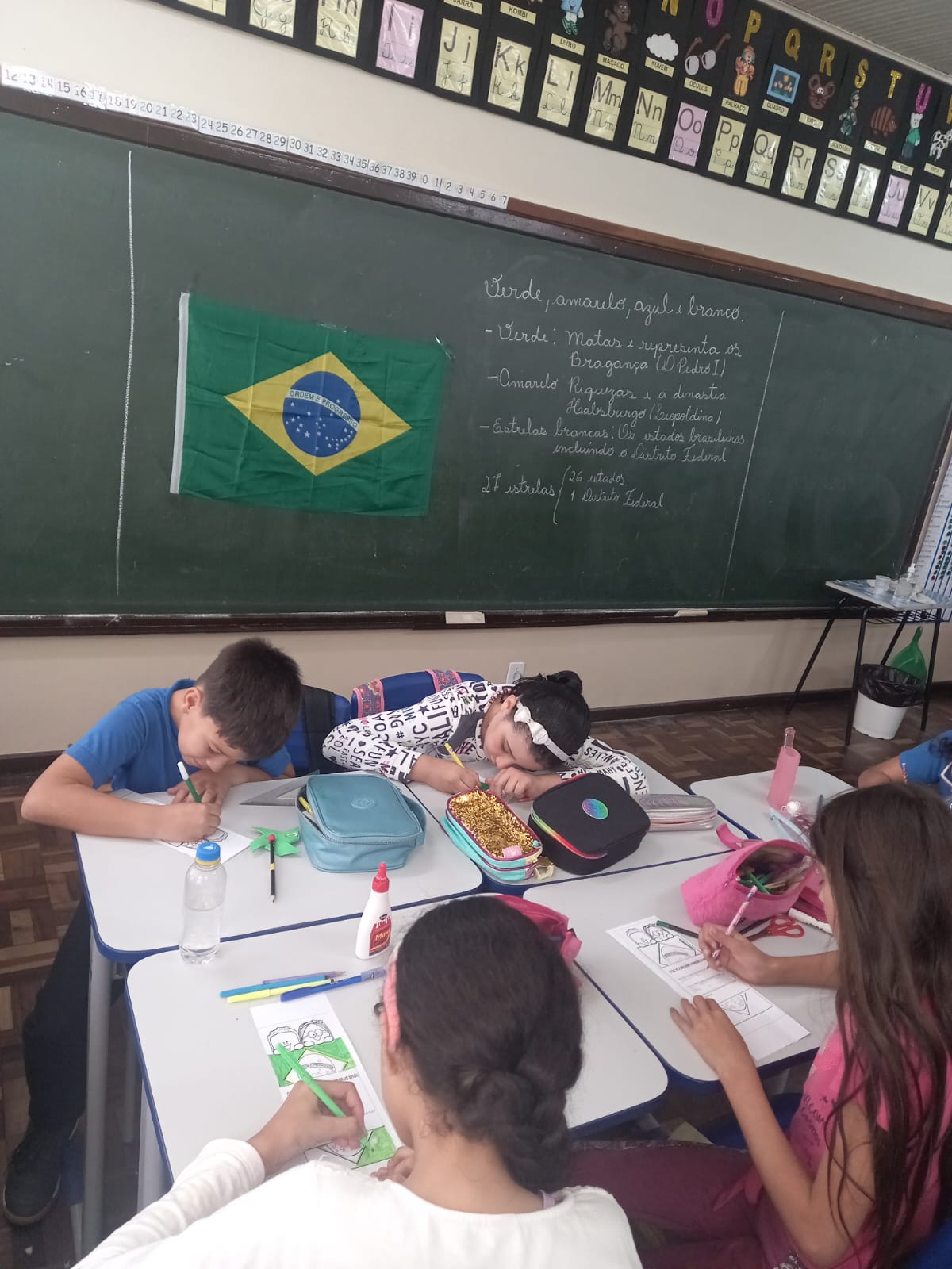 A iniciativa incluiu diversas atividades, como a realização de momentos cívicos e estudos sobre os significados de brasões e bandeiras.