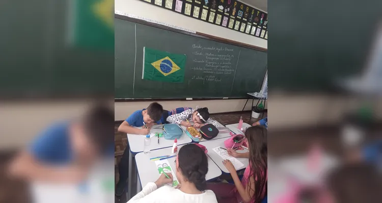 A iniciativa incluiu diversas atividades, como a realização de momentos cívicos e estudos sobre os significados de brasões e bandeiras.