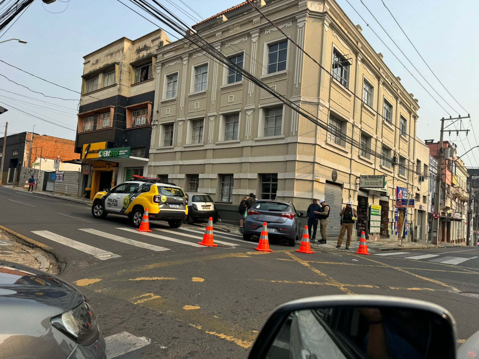 Carro atinge parede de estabelecimento após colisão no Centro de PG