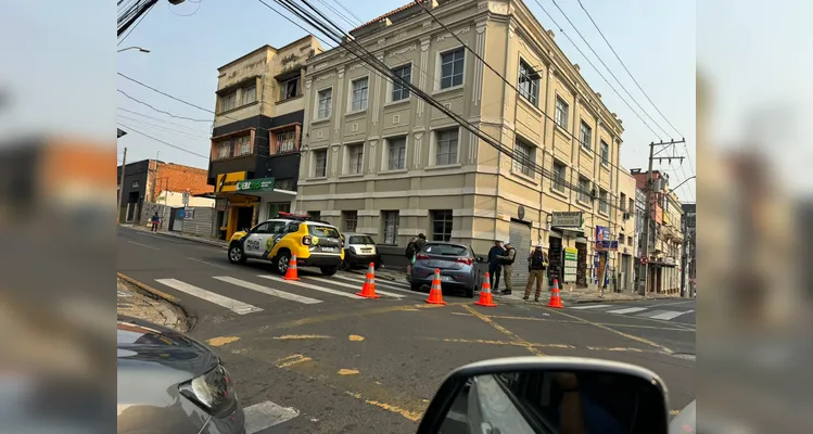 Carro atinge parede de estabelecimento após colisão no Centro de PG