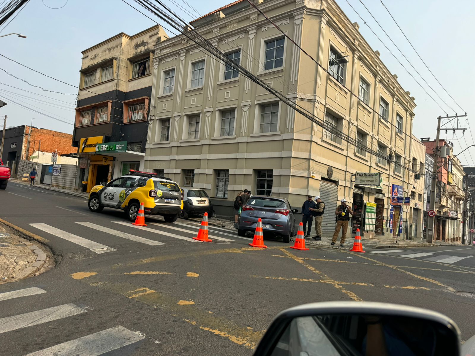 Carro atinge parede de estabelecimento após colisão no Centro de PG