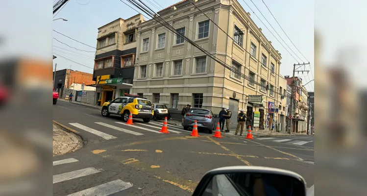 Carro atinge parede de estabelecimento após colisão no Centro de PG