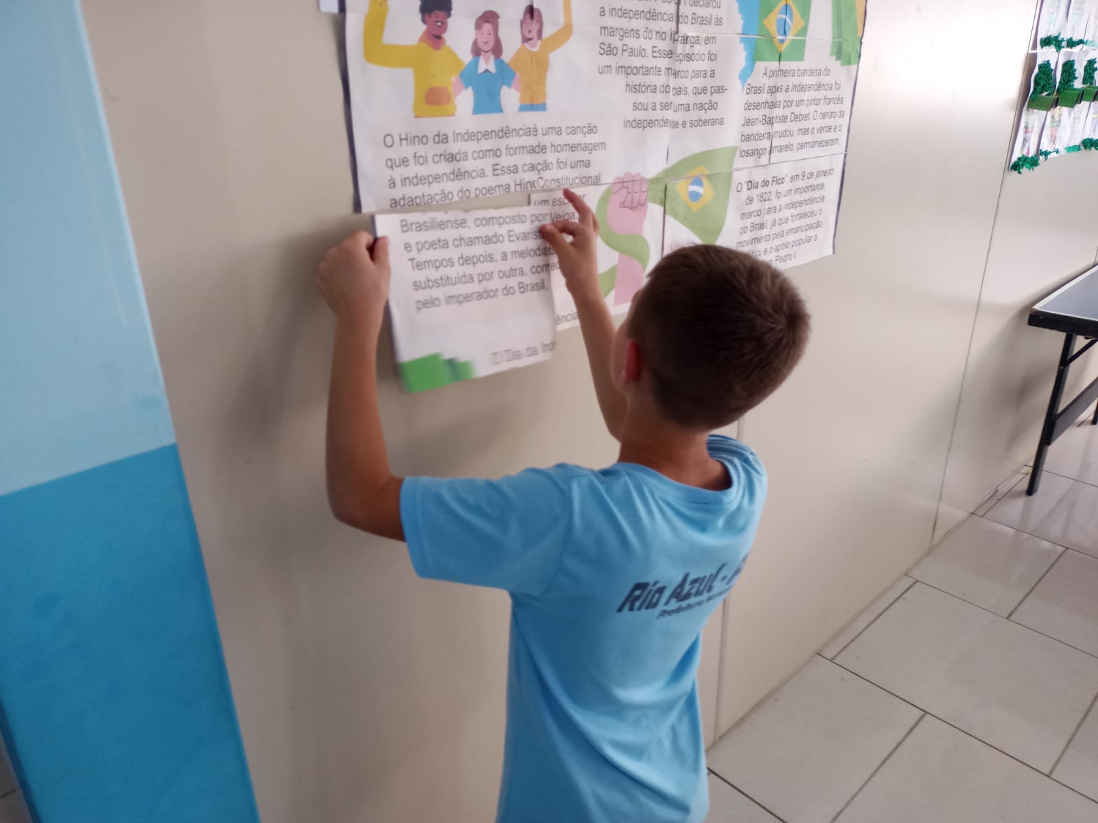 O resultado das pesquisas e trabalhos foram expostos em um mural na escola.