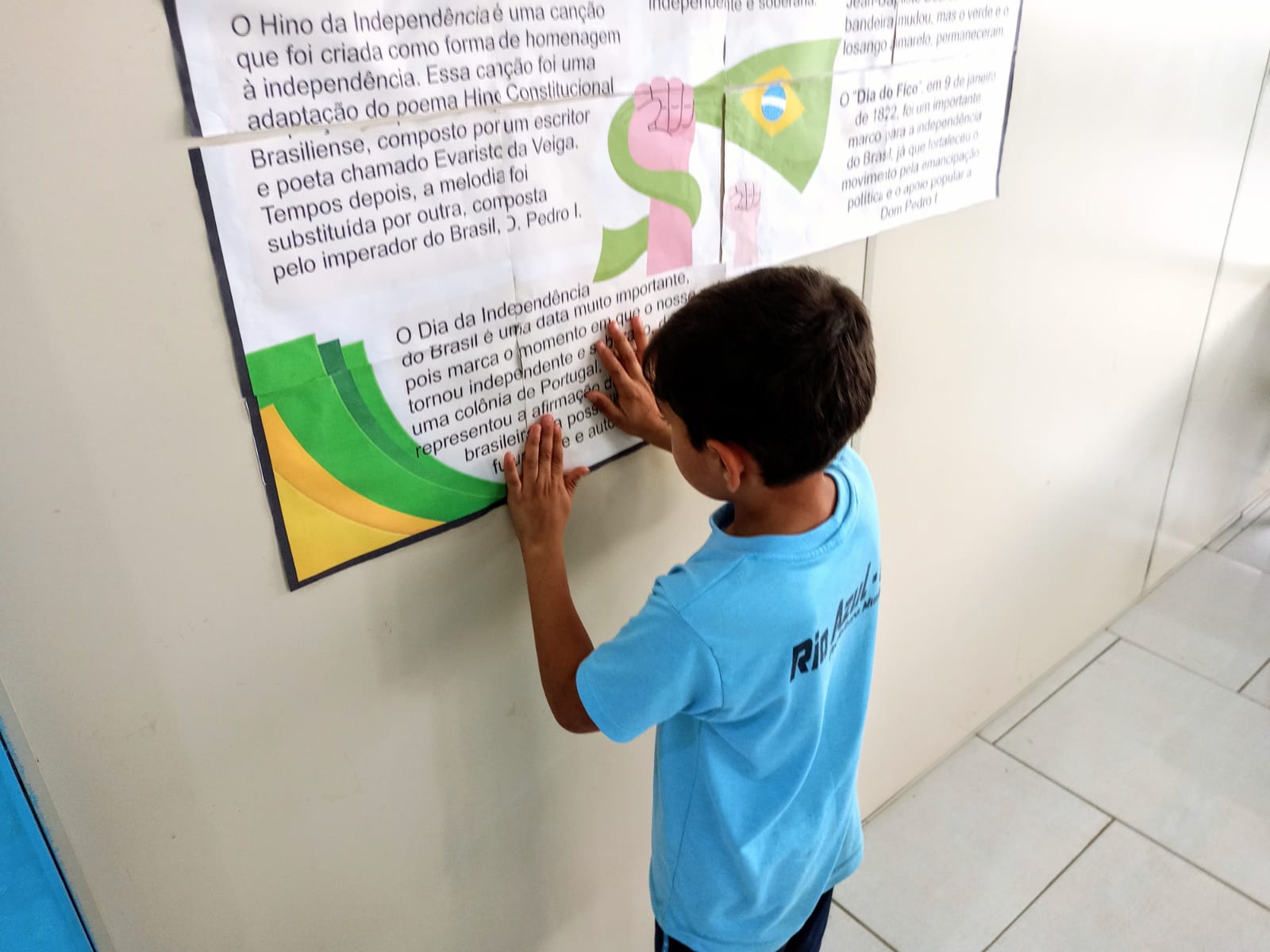 O resultado das pesquisas e trabalhos foram expostos em um mural na escola.