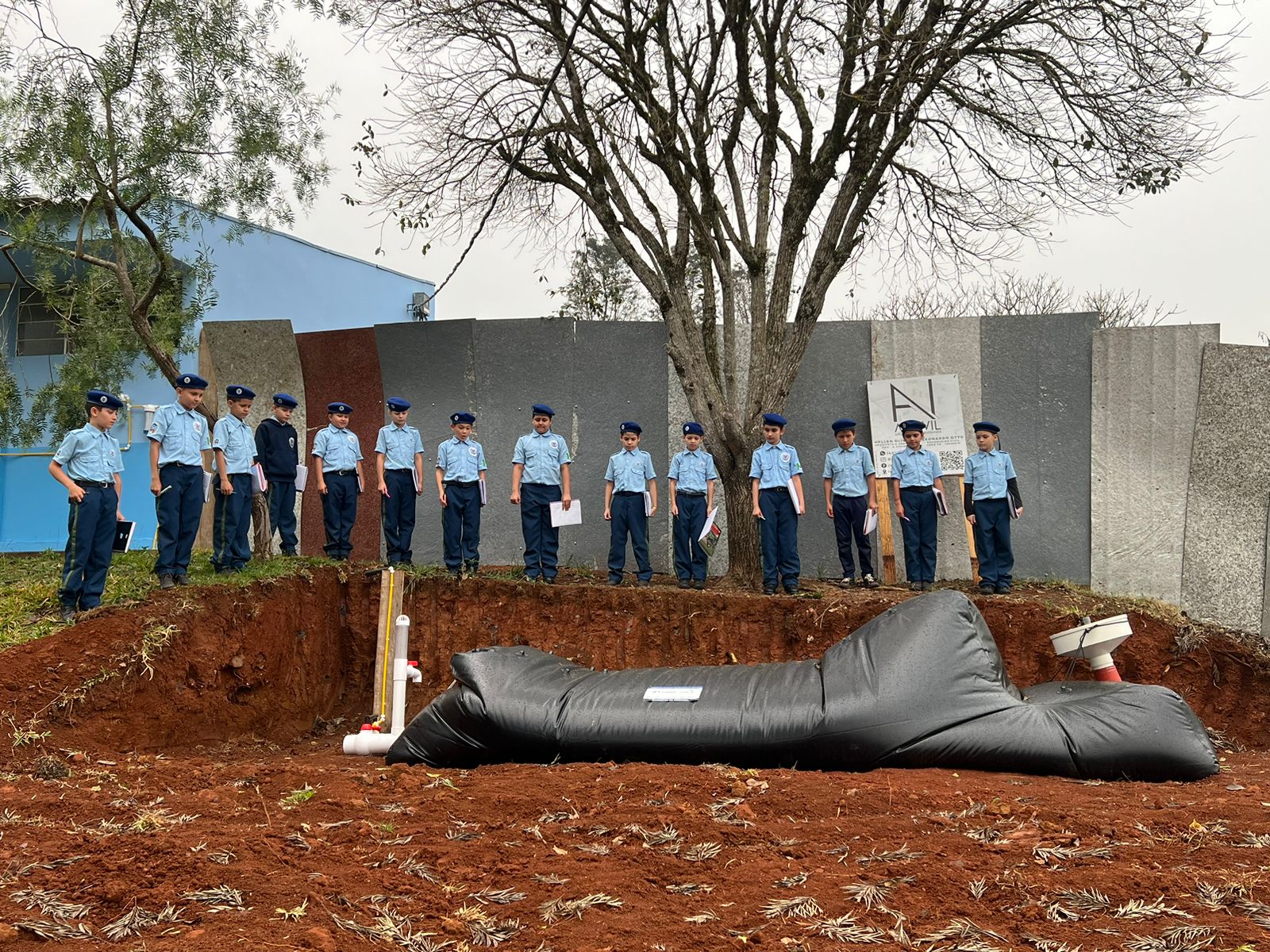 Através de um biodigestor instalado na escola, a turma pode compreender os benefícios ao meio ambiente oriundos de sua utilização.