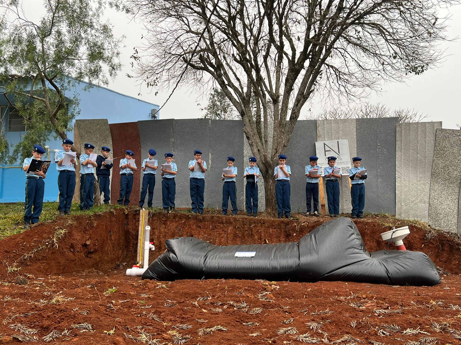 Através de um biodigestor instalado na escola, a turma pode compreender os benefícios ao meio ambiente oriundos de sua utilização.