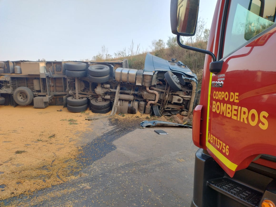 Carreta tomba, interdita BR-373 e provoca morte de motorista