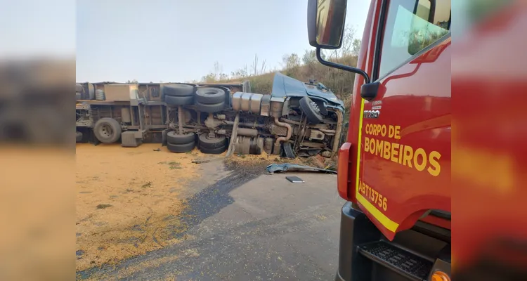 Carreta tomba, interdita BR-373 e provoca morte de motorista