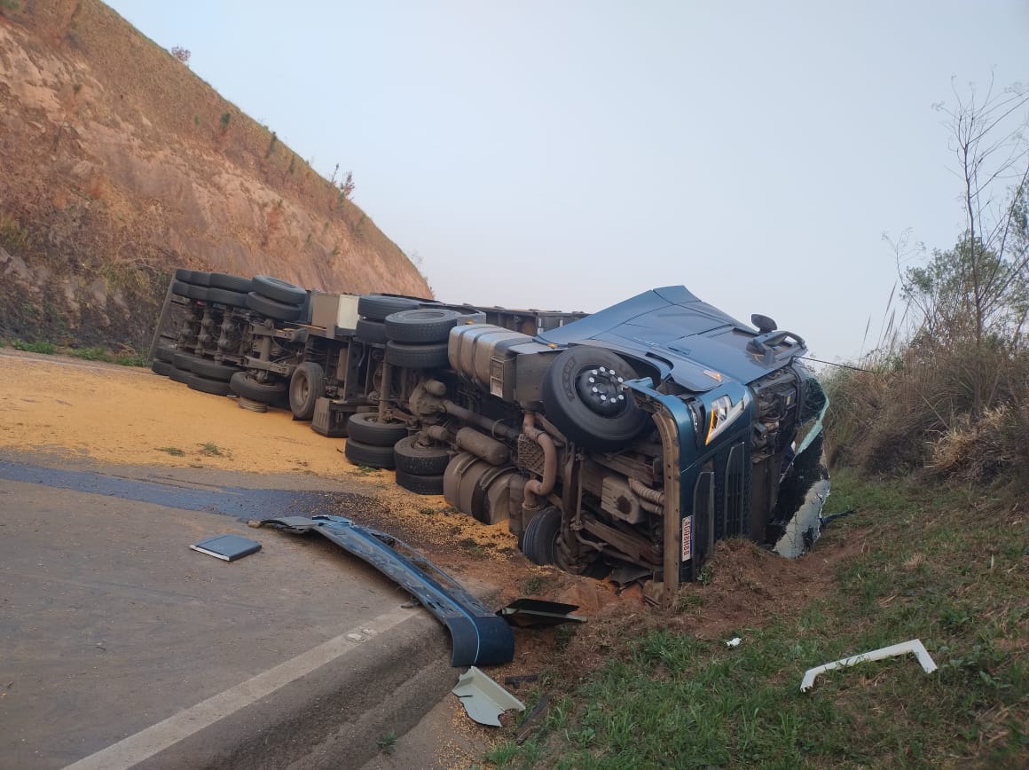 Carreta tomba, interdita BR-373 e provoca morte de motorista