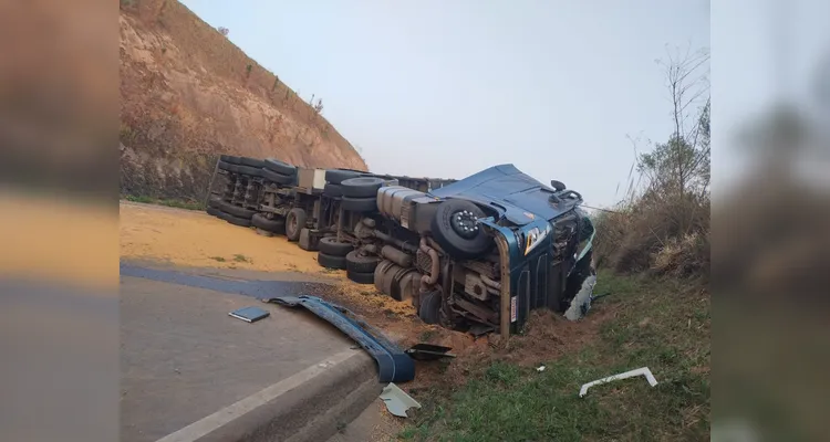 Carreta tomba, interdita BR-373 e provoca morte de motorista