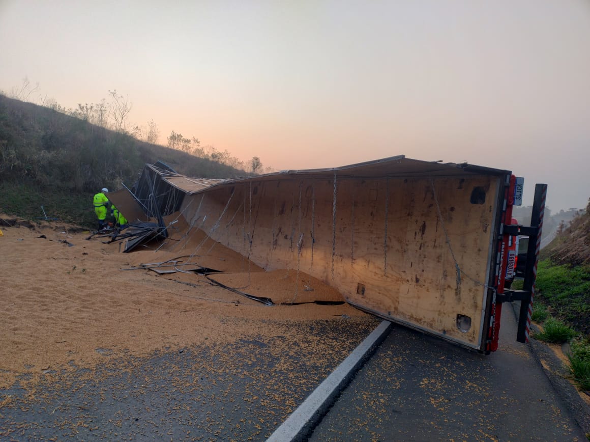 Carreta tomba, interdita BR-373 e provoca morte de motorista