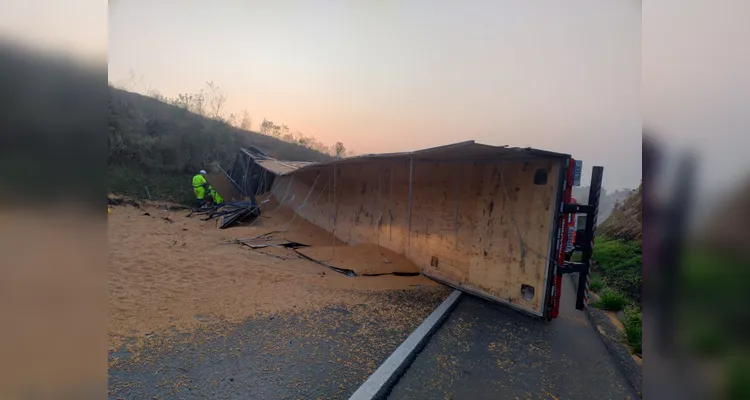 Carreta tomba, interdita BR-373 e provoca morte de motorista