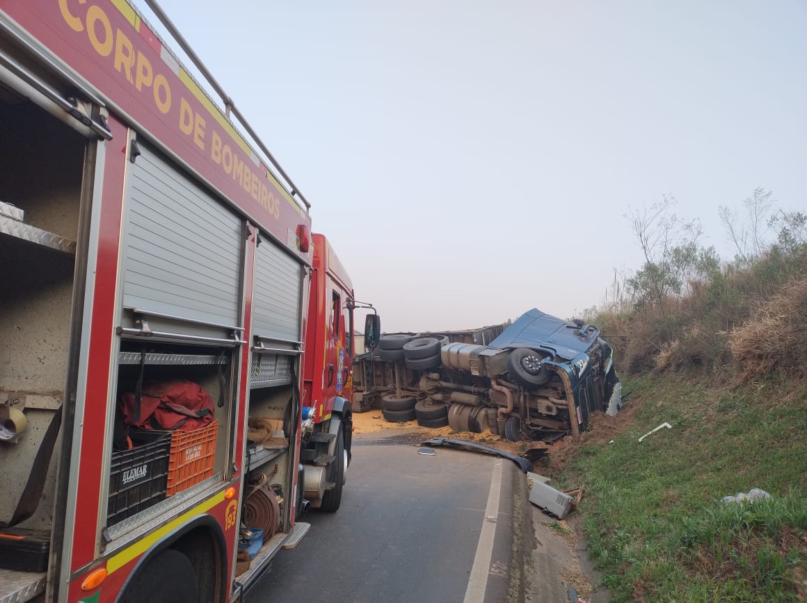 Carreta tomba, interdita BR-373 e provoca morte de motorista