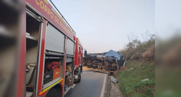 Carreta tomba, interdita BR-373 e provoca morte de motorista