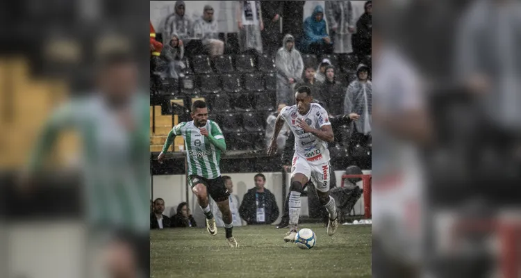 Operário vira sobre o Coritiba e se aproxima do G4