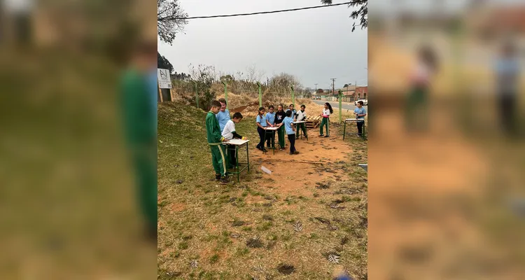 A atividade consistiu na resolução de situações-problema e busca pelos resultados na área da escola.