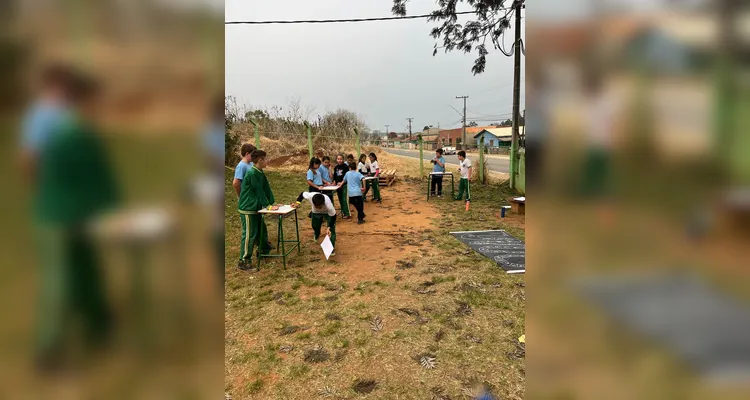 A atividade consistiu na resolução de situações-problema e busca pelos resultados na área da escola.