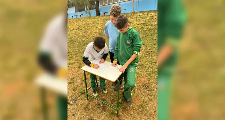 A atividade consistiu na resolução de situações-problema e busca pelos resultados na área da escola.