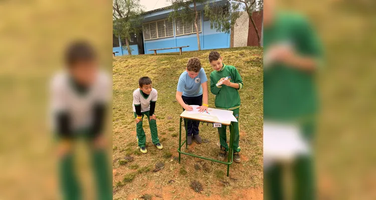 A atividade consistiu na resolução de situações-problema e busca pelos resultados na área da escola.