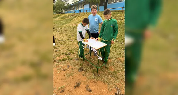 A atividade consistiu na resolução de situações-problema e busca pelos resultados na área da escola.