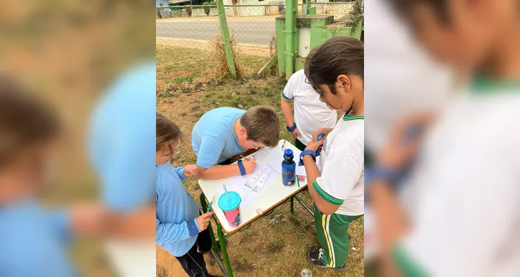 A atividade consistiu na resolução de situações-problema e busca pelos resultados na área da escola.