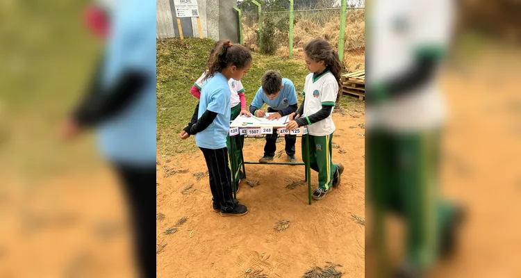 A atividade consistiu na resolução de situações-problema e busca pelos resultados na área da escola.