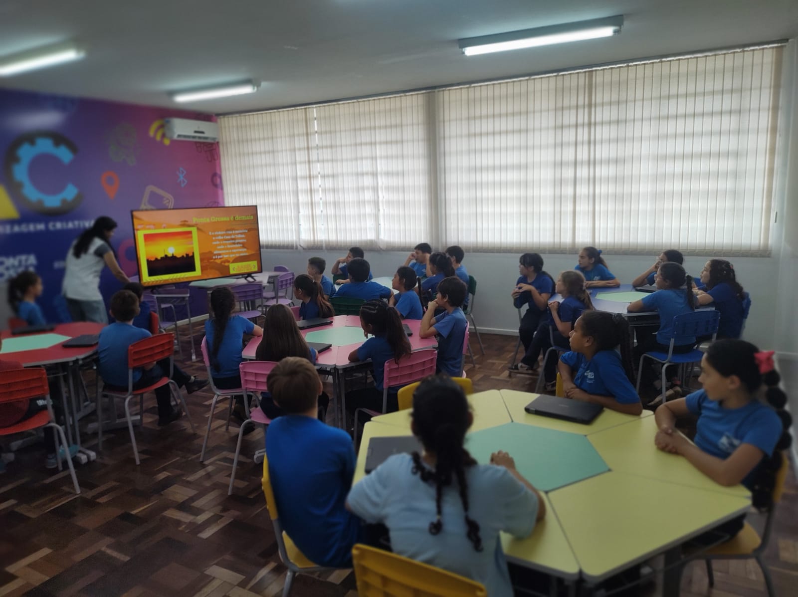 Os alunos realizaram pesquisas sobre os bairros da cidade e gravaram reportagens expondo os conhecimentos adquiridos.