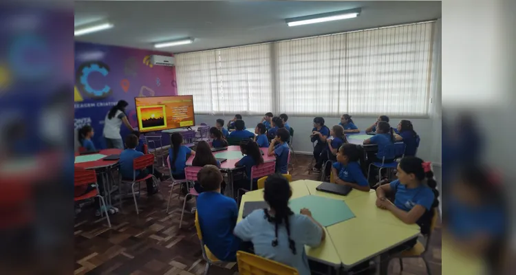 Os alunos realizaram pesquisas sobre os bairros da cidade e gravaram reportagens expondo os conhecimentos adquiridos.