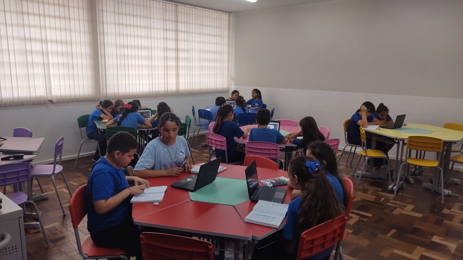 Os alunos realizaram pesquisas sobre os bairros da cidade e gravaram reportagens expondo os conhecimentos adquiridos.