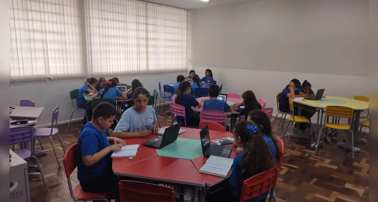 Os alunos realizaram pesquisas sobre os bairros da cidade e gravaram reportagens expondo os conhecimentos adquiridos.