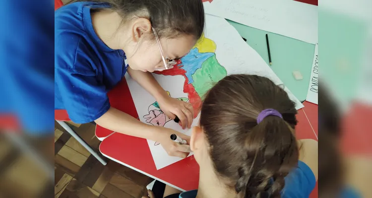 Os alunos realizaram pesquisas sobre os bairros da cidade e gravaram reportagens expondo os conhecimentos adquiridos.