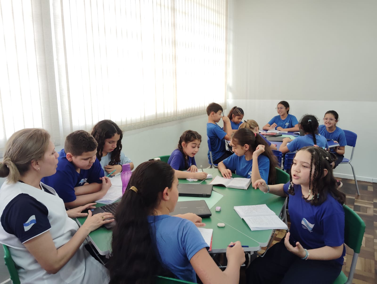 Os alunos realizaram pesquisas sobre os bairros da cidade e gravaram reportagens expondo os conhecimentos adquiridos.